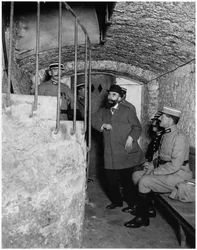 Policiers fouillant la cave de Henri Désiré Landru (1869-1922) vers 1919-1920