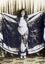 Portrait de Loie Fuller (1862-1928), comédienne, chanteuse, danseuse américaine.