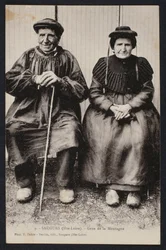 Carte postale représentant les montagnards à Saugues, Haute-Loire, vers 1900