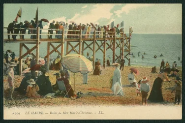 Carte postale représentant les Bains Marie-Christine au Havre, vers 1900