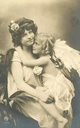 Jolie fille avec un ange sur ses genoux