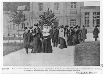 La Reine Amélie du Portugal visitant l