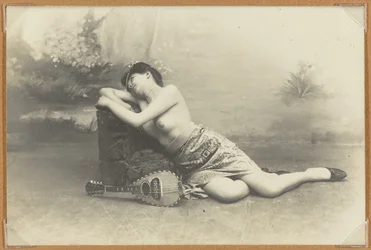 Femme allongée avec mandoline