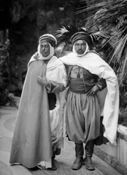 Représentants des colonies françaises, en costume traditionnel, à Paris, vers 1850, reçus par Jean Étienne Théodore Ducos (1801-1855), ministre de la marine et des colonies de 1851 à 1855. Photographie. Collection Ducos.