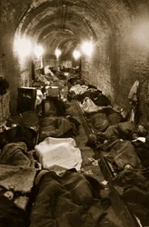 Les habitants du Havre se réfugient dans les tunnels de train, septembre 1940