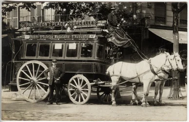 La patache de la ligne Panthéon Place Courcelles, Paris, avec patachon et receveur. Carte postale du début du XXe siècle.