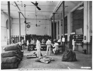 Le bureau de poste à Hanoï, vers 1920