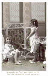 Deux filles dans une nursery, l