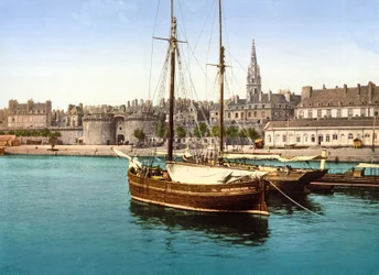 Vue de la ville fortifiée de Saint-Malo depuis le port