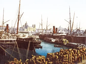 Barils de vin et bateaux au quai à Marseille avec la cathédrale de Marseille en arrière-plan, pub. 1890-1900