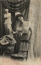 Femme avec une statue de Vénus de Milo