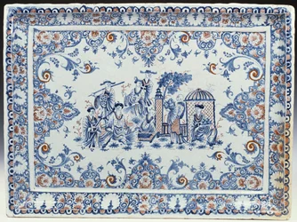 Un plateau rectangulaire de Rouen, peint en bleu et rouge fer
