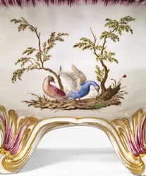 Une soupière circulaire à deux anses de Vincennes, couvercle et support, c.1750