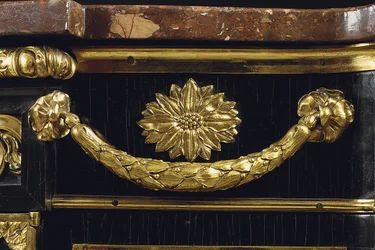 Une commode Louis XV tardive, c.1763-70