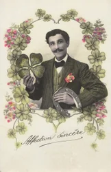 Un homme avec un trèfle à quatre feuilles et un fer à cheval.