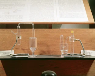 Appareil utilisé par Jean Frédéric et Irène Joliot-Curie pour découvrir la radioactivité artificielle, vers 1934