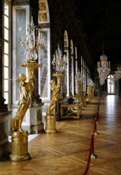 Architecture : vue de la Galerie des Glaces restaurée. Versailles. Musée du Château