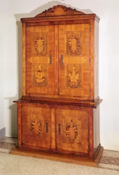 Armoire avec marqueterie affichant des motifs et slogans révolutionnaires français, fin du XVIIIe siècle
