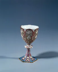Art France: Tasse sur support mobile formant un présentoir. Porcelaine dure