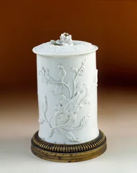 Art France : pot à tabac monté en bronze doré. Porcelaine tendre de Saint-Cloud