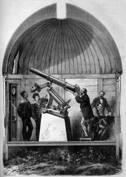 Astronomie : lunette astronomique française transportée à Yokohama (Japon) pour observer le passage de la planète Vénus devant le Soleil. Gravure dans « Le Monde Illustré » n°904 du 8 août 1874