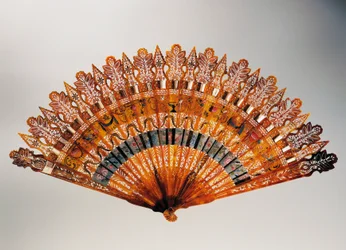 Éventail brisé avec côtes en corne, ivoire rouge, nacre et écaille de tortue, période Charles X (1824-1830), France