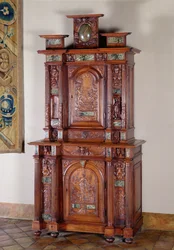 Cabinet à deux sections, avec une double porte représentant Actéon se métamorphosant en cerf et la figure de la Victoire