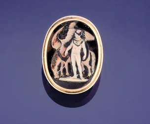 Bague camée avec Bellérophon menant Pégase à l