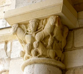 Chapiteau représentant des lions et des visages