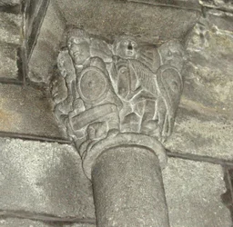 Chapiteau représentant des chevaliers locaux combattant des Maures