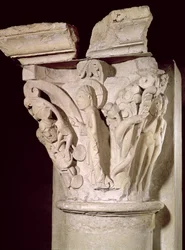 Chapiteau avec un relief représentant Adam et Ève