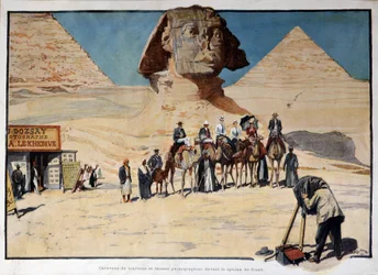 Caravane de touristes photographiée devant le sphinx de Gizeh