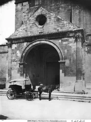 Carrosse attendant devant le porche de la cathédrale Notre-Dame-des-Doms