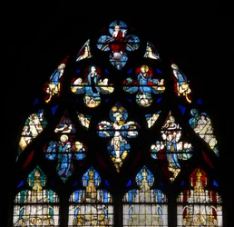 Cathédrale de Chartres, vitrail : la chapelle Vendôme, haut détail représentant la crucifixion du Christ et le jugement dernier