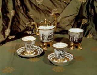 Céramique sous le Directoire. Service à café inspiré par la campagne égyptienne de Napoléon Ier. Porcelaine du 18ème siècle. Paris, Musée de la Légion d