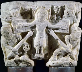 Christ en croix, relief sur un chapiteau de colonnes jumelles