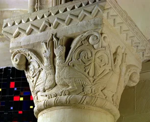 Chapiteau de colonne portant des grotesques symétriquement arrangés, du chœur en hémicycle, début du 12e siècle