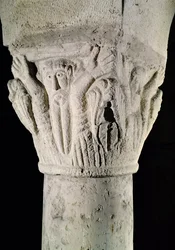Chapiteau de colonne avec un homme aux bras levés