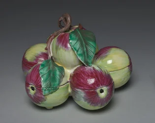 Boîte couverte en forme de six pommes, fabriquée par la Manufacture de Sceaux, vers 1760