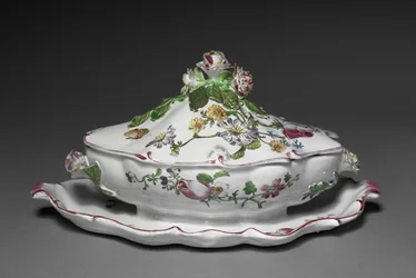 Saucière couverte avec support attaché, manufacture Veuve Perrin, vers 1765