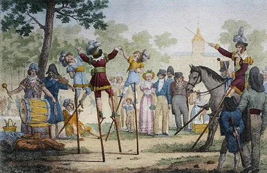 Danseurs sur échasses aux Champs-Élysées