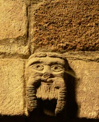 Représentant un visage sculpté