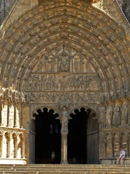 Porte centrale sur la façade ouest