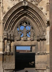 Dépeignant le centre de la porte fortifiée