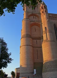 Dépeignant la tour ouest