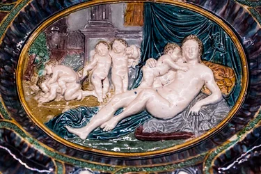 Plat : Allégorie de la fertilité, fin XVIe-début XVIIe siècle (terre cuite vernissée)