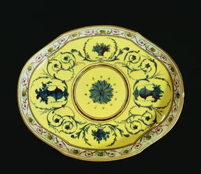 Plat avec un fond jaune, Atelier de Sèvres