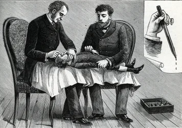 Médecins examinant les yeux d