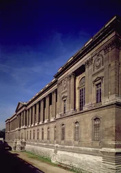 Façade est, entrée principale et colonnade conçues par Claude Perrault (1613-88) et autres, commencées en 1678, achevées par Jacques Germain Soufflot (1713-80) en 1774