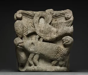 Chapiteau engagé avec une créature fantastique et trois oiseaux, début des années 1100